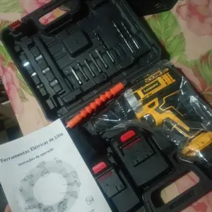 A furadeira de impacto possui função três em um e pode ser equipada com uma ou duas baterias. — foto 13
