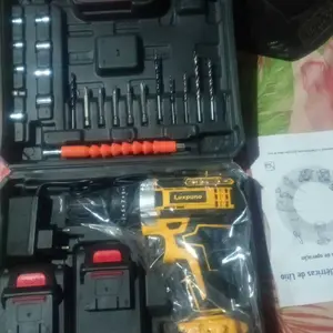 A furadeira de impacto possui função três em um e pode ser equipada com uma ou duas baterias. — foto 14