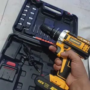 A furadeira de impacto possui função três em um e pode ser equipada com uma ou duas baterias. — foto 15
